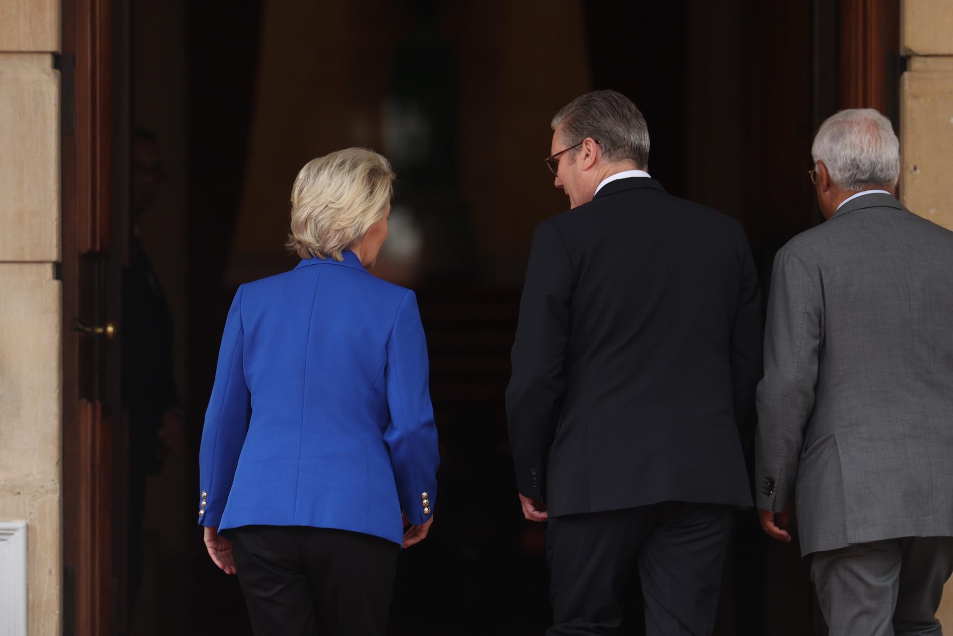 El primer ministro británico, Keir Starmer, el presidente del Consejo Europeo, António Costa, y la presidenta de la Comisión Europea (CE), Ursula von der Leyen. EFE/EPA/NEIL HALL / POOL