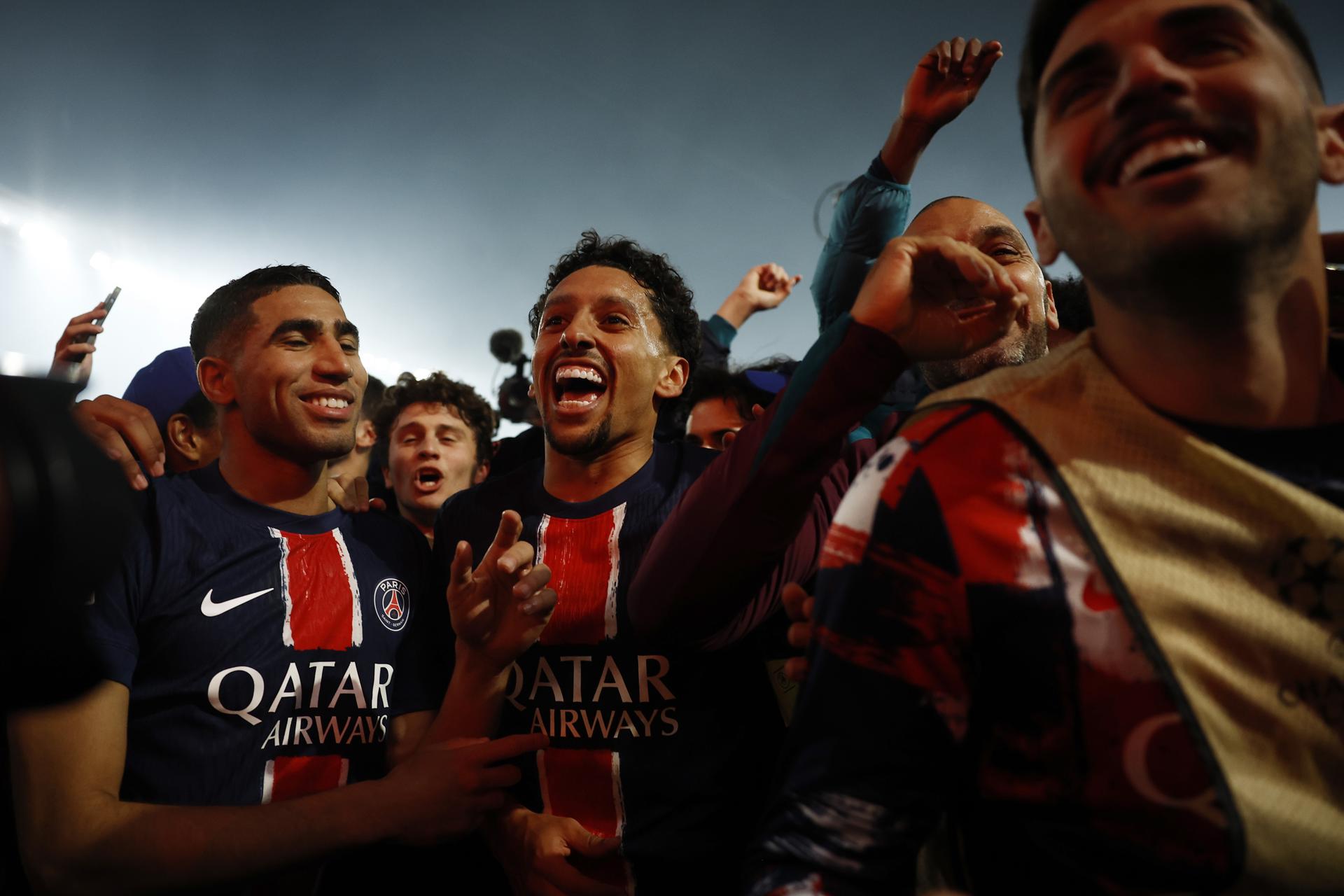 Marquinhos (c) del PSG celebra con sus aficionados tras ganar el partido de vuelta de las semifinales de la UEFA Champions League entre el Paris Saint-Germain y el Arsenal FC, en París. EFE/EPA/YOAN VALAT