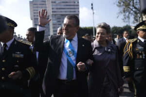 El presidente de Guatemala, Bernardo Arévalo de León (c), junto a su esposa, la primera dama guatemalteca Lucrecia Peinado, en una fotografía de archivo. EFE/ David Toro