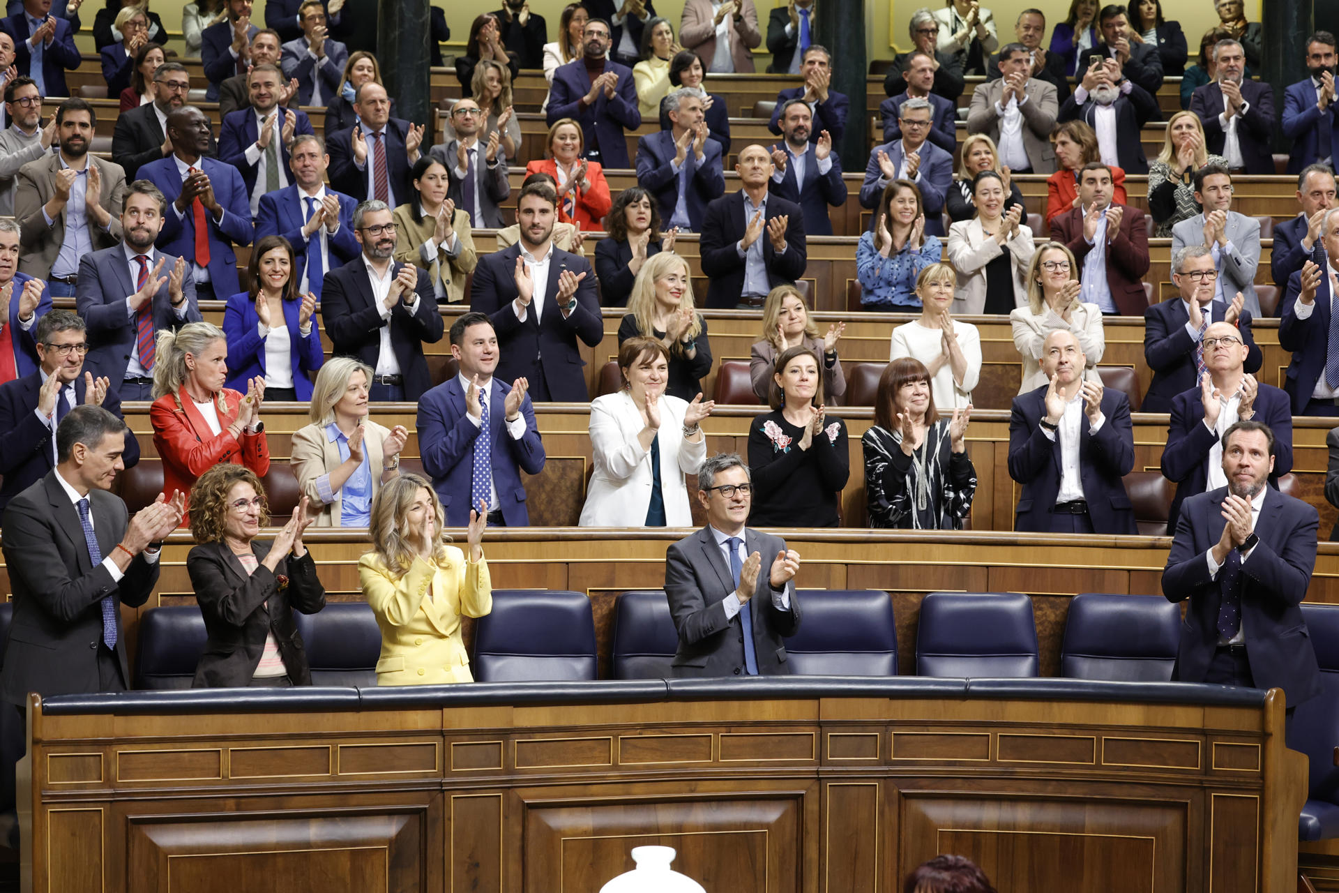 Bancada socialista aplaudiendo durante el pleno celebrado este jueves en el Congreso. EFE/Zipi Aragón