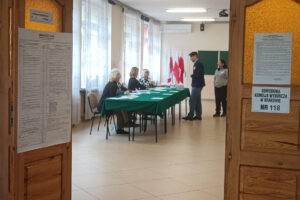 Mesas de votación con urnas y listas de votantes en un colegio electoral de Cracovia, sur de Polonia, el 18 de mayo de 2025, día de las elecciones presidenciales. Unos 29 millones de polacos con derecho a voto comenzaron este domingo a votar en las elecciones presidenciales del país centroeuropeo, que supondrán un pulso entre el Gobierno liberal y proeuropeísta del primer ministro, Donald Tusk, y la oposición ultraconservadora del partido Ley y Justicia (PiS).  EFE/Miguel Ángel Gayo Macías
