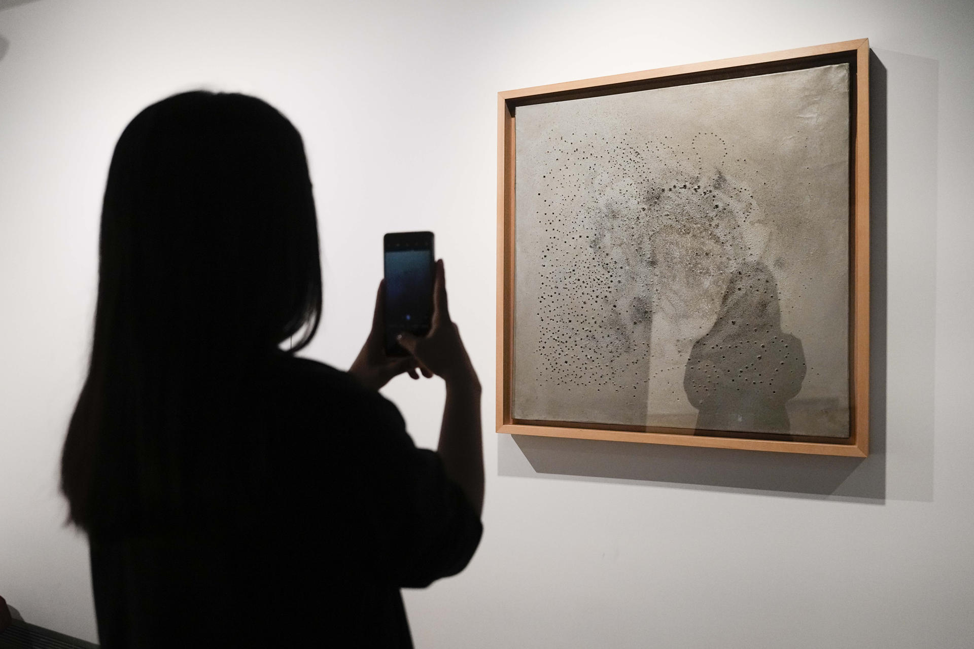 Vista de la obra de Lucio Fontana 'Concepto espacial'', una de las más de 300 obras que el CCCB presenta en la exposición "En el aire conmovido... Imagen, emoción, utopía", que reivindica el poder transformador de las imágenes y explora cómo se ha representado la emoción en el arte a través de un recorrido por obras de figuras clave de la cultura europea, como Brecht, Dalí, Giacometti, Goethe, Goya, Hugo, Lorca, Miró, Pasolini, Picasso o Rodin. EFE/Enric Fontcuberta.