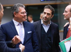 Bélgica (Bruselas), 15/05/2025.- El comisario europeo de Comercio, Maros Sefcovic, durante el Consejo de ministros del ramo, al que asiste el español, Carlos Cuerpo. EFE/EPA/OLIVIER HOSLET