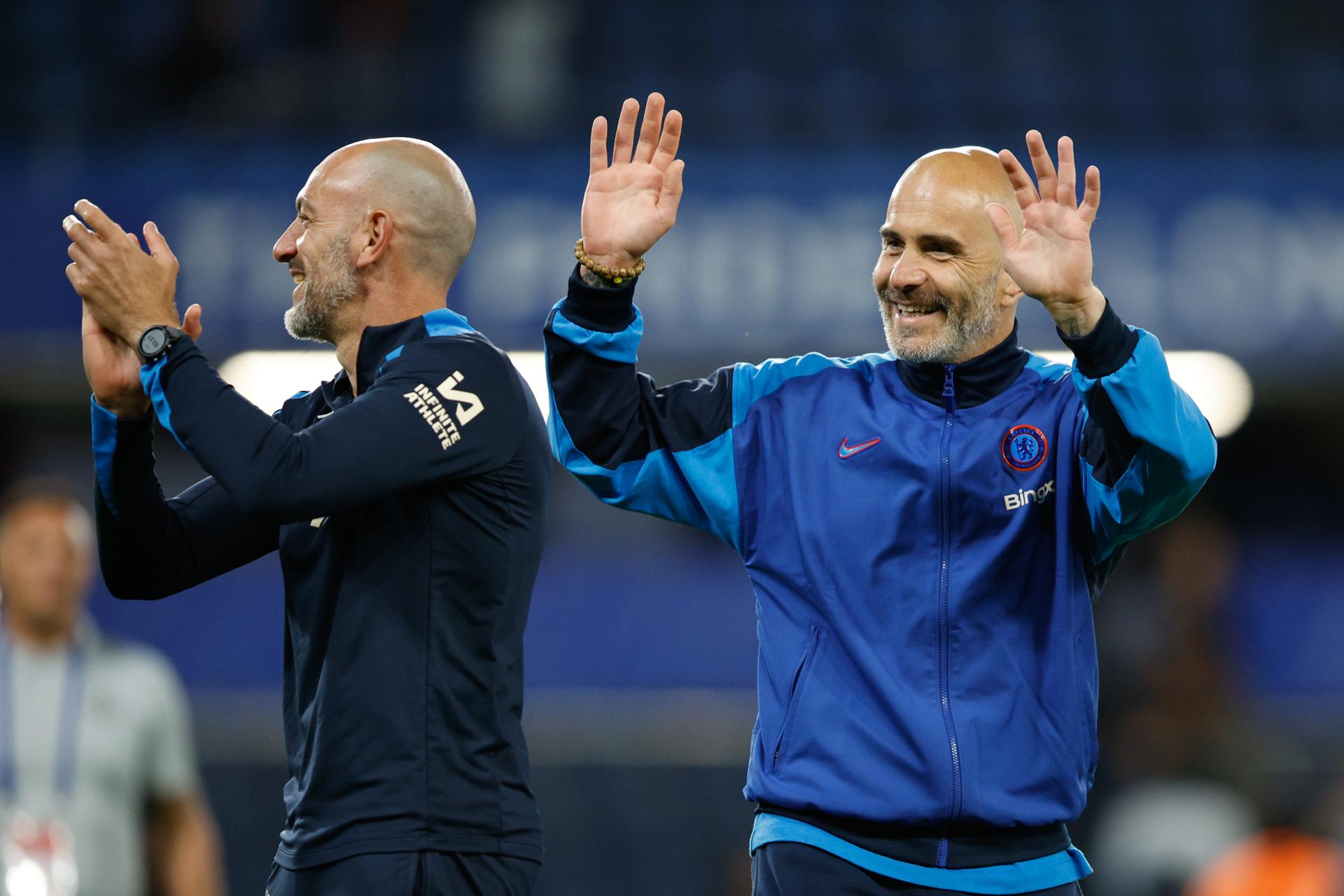 El entrenador del Chelsea, Enzo Maresca (d), celebra la victoria sobre el Manchester United, el pasado sábado. EFE/EPA/DAVID CLIFF SOLO PARA USO EDITORIAL.