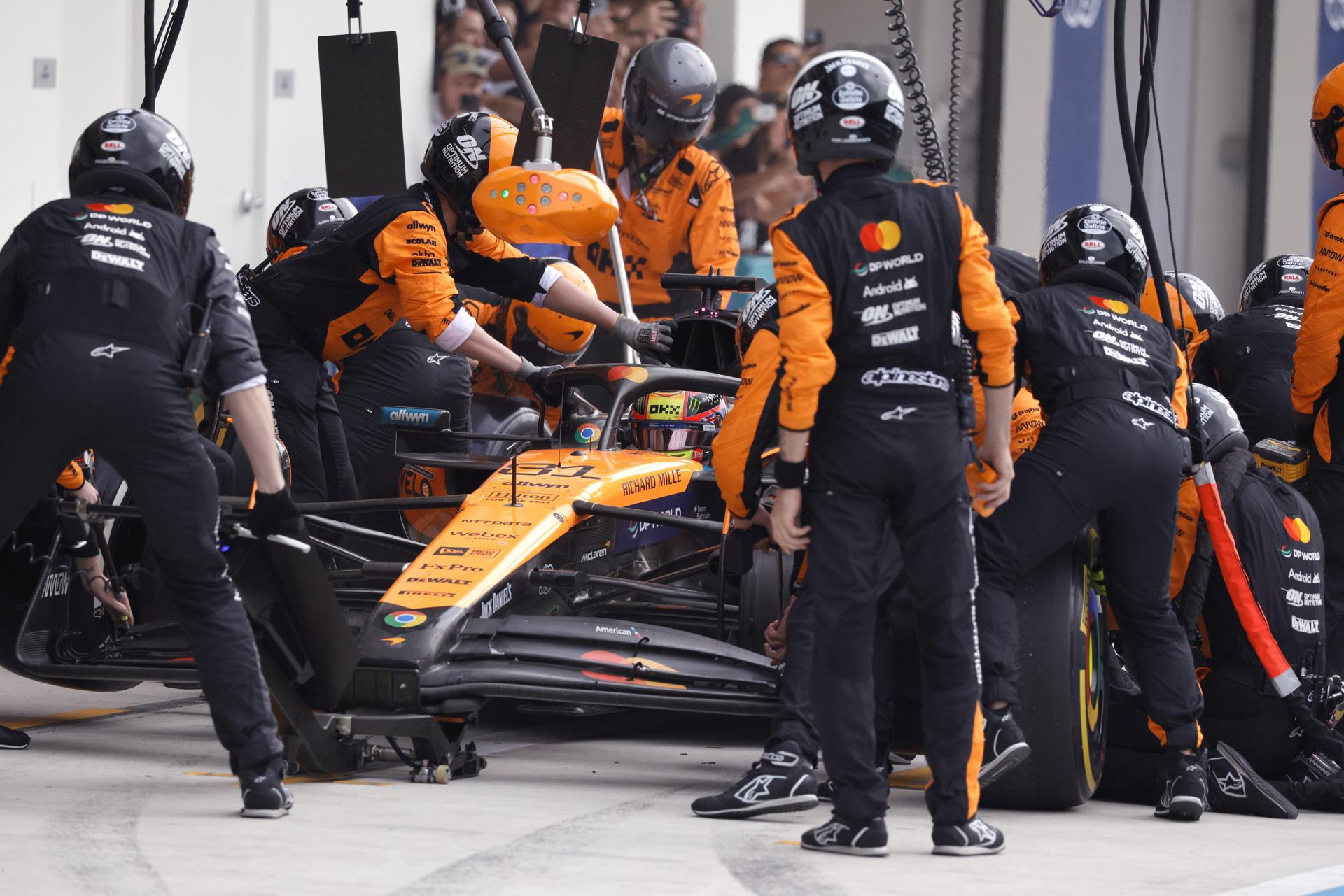 El piloto de McLaren, Oscar Piastri, hace una parada en boxes durante el Gran Premio de Fórmula 1 de Miami. EFE/EPA/SHAWN THEW