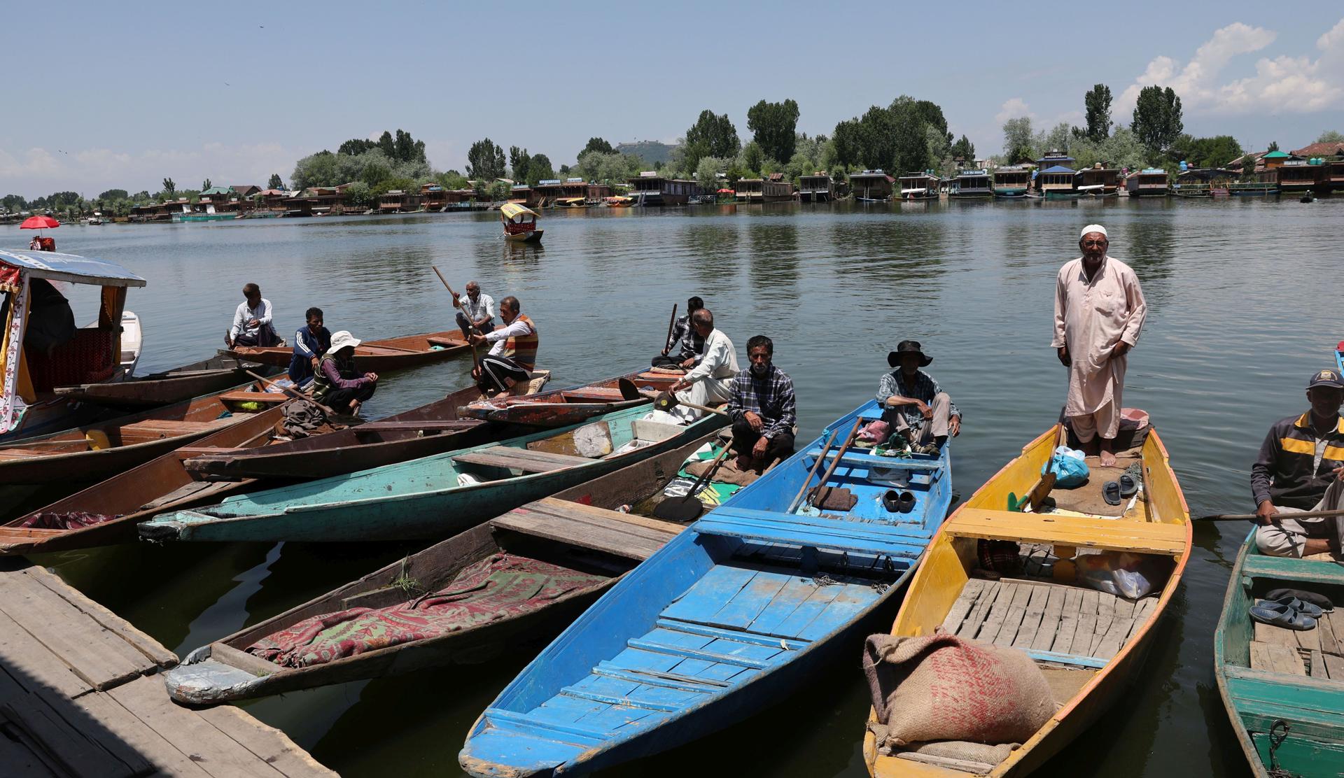 Remeros de Cachemira esperan clientes en Srinagar, India, el 12 de mayo de 2025. India y Pakistán no informaron de incidentes de disparos durante la noche, después de un acuerdo de alto el fuego el 10 de mayo, tras días de escalada militar. EFE/EPA/FAROOQ KHAN