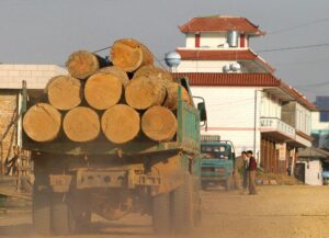 Fotografía de archivo de un camión con troncos de madera en Mong Pawk, Myanmar (Birmania) EFE/Barbara Walton