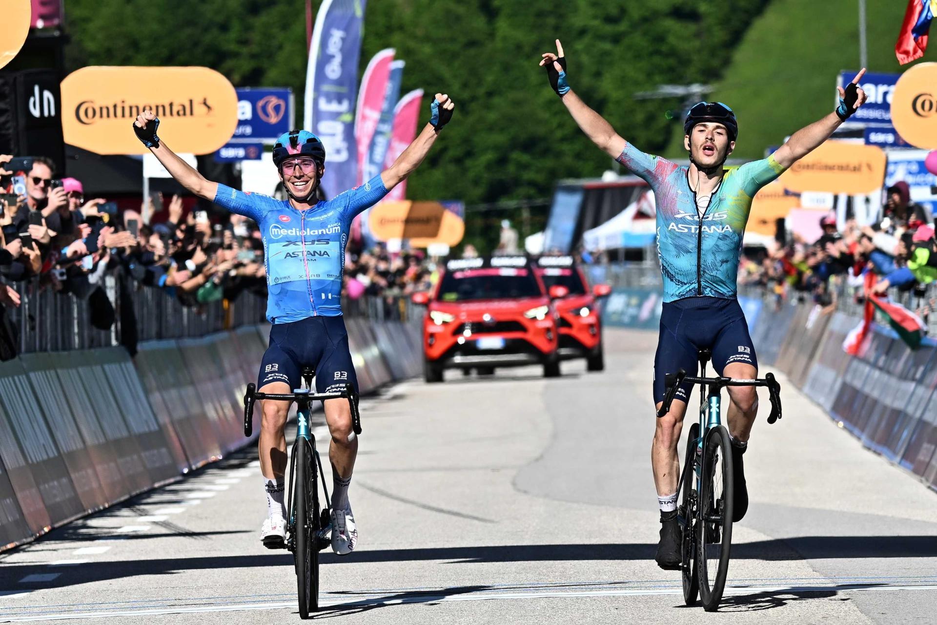 El corredor italianos Lorenzo Fortunato (i), del equipo XDS Astana Team levanta los brazos tras llegar a la meta junto a su compañero, ganador de la etapa y también italiano, Christian Scaron, tras la etapa 16 del Giro de Italia que se ha disputado entre Piazzola sul Brenta y San Valentino, Italia. EFE/EPA/LUCA ZENNARO