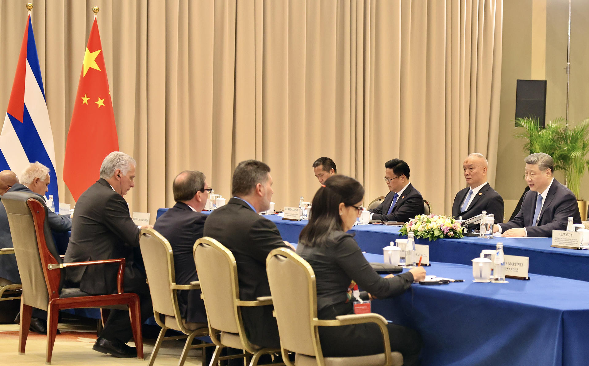 Fotografía cedida por Presidencia de Cuba que muestra al presidente chino, Xi Jinping (d), durante una reunión con el presidente cubano, Miguel Díaz-Canel (2i), en el marco de las celebraciones por el 80 aniversario del fin de la II Guerra Mundial en Europa, este viernes en Moscú (Rusia). EFE/Alejandro Azcuy/Presidencia de Cuba