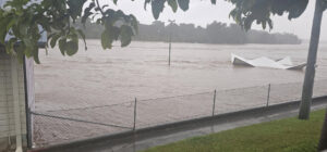 TAREE (AUSTRALIA), 21/05/2025.- Miles de personas permanecen aisladas y al menos 300 han sido evacuadas a raíz de las inundaciones que sufren varias poblaciones del estado suroriental de Nueva Gales del Sur, el más poblado de Australia, informaron este miércoles las autoridades. EFE/Jack Dean / SOLO USO EDITORIAL/SOLO DISPONIBLE PARA ILUSTRAR LA NOTICIA QUE ACOMPAÑA (CRÉDITO OBLIGATORIO)