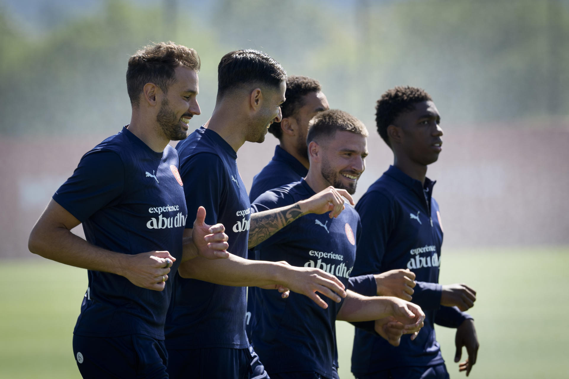 -Los jugadores del Girona, este lunes durante el entrenamiento realizado en Vilablareix (Girona).-EFE/ David Borrat