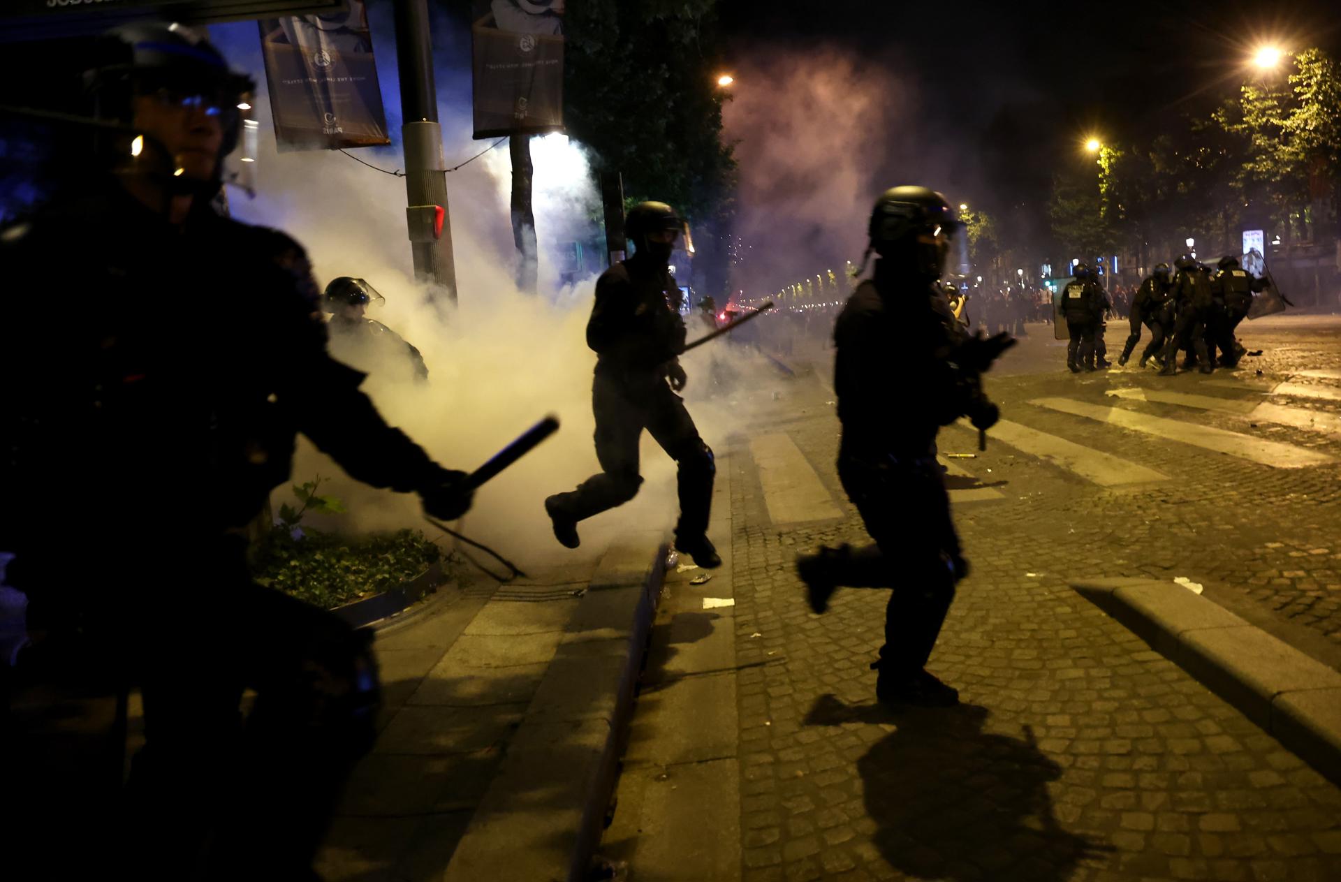French police in action as fans of PSG celebrate after their team won the UEFA Champions League final between Paris Saint-Germain and Internazionale Milano, Paris, France, 31 May 2025. (Liga de Campeones, Francia) EFE/EPA/CHRISTOPHE PETIT TESSON