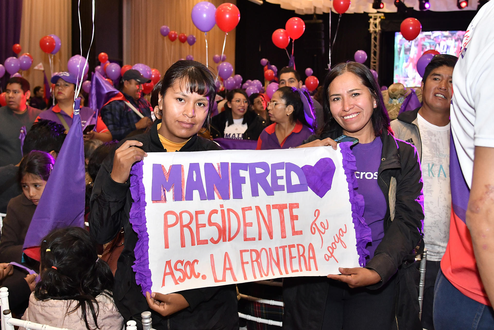 Simpatizantes del alcalde de Cochabamba, Manfred Reyes Villa, asisten a un acto este lunes, en Cochabamba (Bolivia). EFE/Jorge Abrego