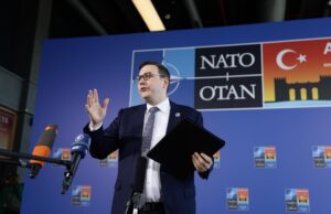 El ministro de Asuntos Exteriores checo, Jan Lipavsky, habla con los medios de comunicación a su llegada a una reunión informal de ministros de Asuntos Exteriores de la Organización del Tratado del Atlántico Norte, en Antalya, Turquía, el 15 de mayo de 2025. EFE/EPA/ERDEM SAHIN
