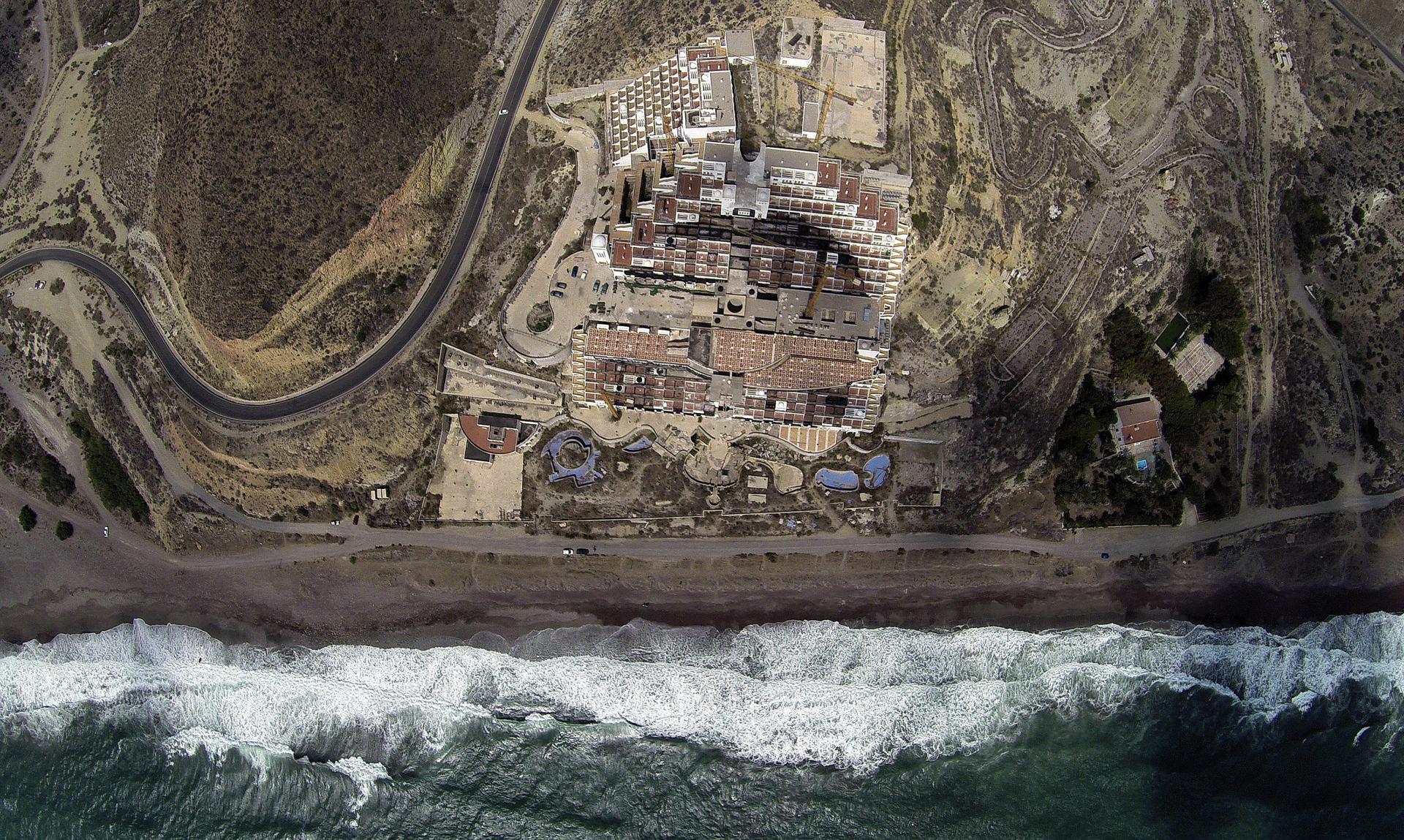 Vista aérea de archivo del hotel de El Algarrobico en el parque natural de Cabo de Gata perteneciente al municipio almeriense de Carboneras. . EFE/Carlos Barba