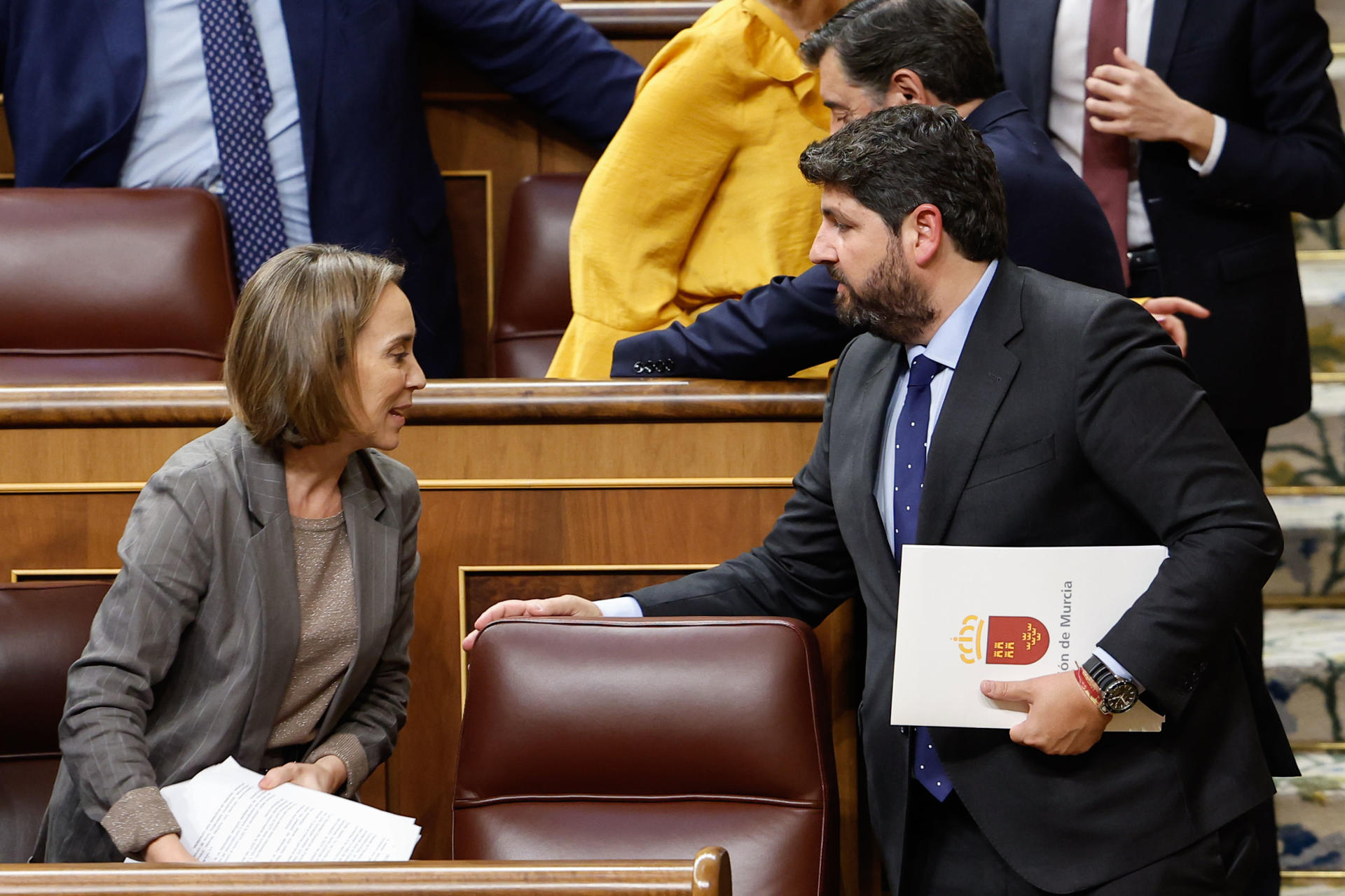 El presidente de Murcia, Fernando López Miras (d) junto a la secretaria general, Cuca Gamarra, tras defender en el pleno del Congreso, la toma en consideración de la proposición de ley para blindar el trasvase Tajo-Segura, este martes en Madrid. EFE/ Chema Moya