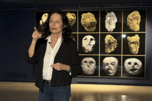 La fotógrafa Isabel Muñoz, Premio Nacional de Fotografía 2016 y académica de Bellas Artes, mostrará del 23 de mayo al 26 de octubre en el museo Altamira de Santillana del Mar (Cantabria) una exposición fotográfica sobre el origen de Turquía y su humanidad. 'Una nueva historia' es una exposición que sitúa al espectador en el décimo milenio antes de Cristo, con capturas tomadas de la frontera del país otomano con Siria, todas ellas hechas de noche y con luz natural. EFE/Kike Serrano
