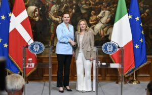 La Primera Ministra italiana Giorgia Meloni (D) y su homóloga danesa Mette Frederiksen (I) se dan la mano después de una conferencia de prensa conjunta tras su reunión en el Palazzo Chigi de Roma, Italia, el 22 de mayo de 2025. (Dinamarca, Italia, Roma) EFE/EPA/RICCARDO ANTIMIANI
```