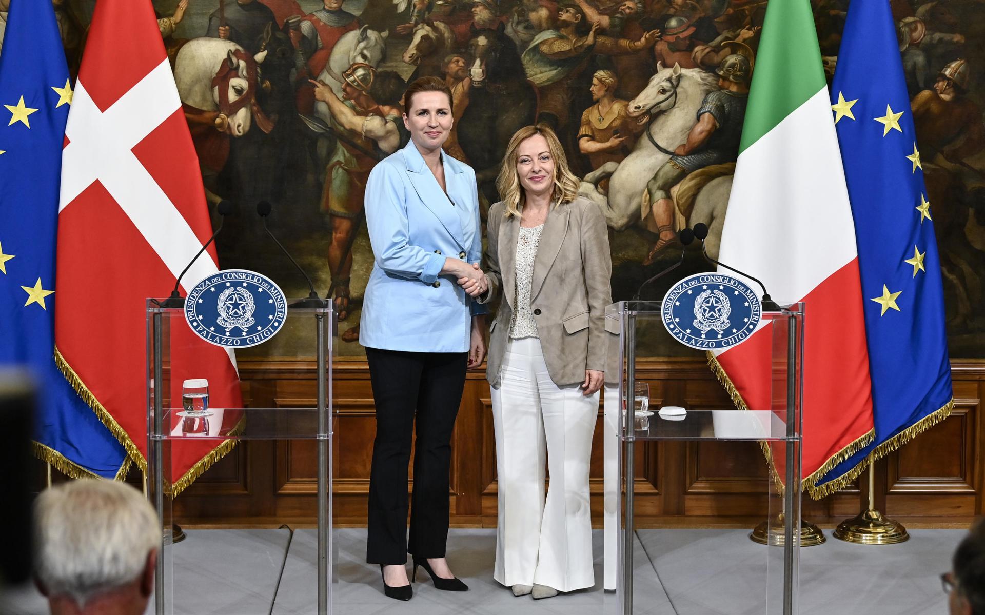 La Primera Ministra italiana Giorgia Meloni (D) y su homóloga danesa Mette Frederiksen (I) se dan la mano después de una conferencia de prensa conjunta tras su reunión en el Palazzo Chigi de Roma, Italia, el 22 de mayo de 2025. (Dinamarca, Italia, Roma) EFE/EPA/RICCARDO ANTIMIANI
```