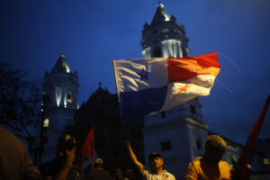 Un hombre sostiene una bandera durante una protesta contra la ley del seguro social y el acuerdo de seguridad con Estados Unidos este viernes, en Ciudad de Panamá (Panamá). EFE/ Bienvenido Velasco