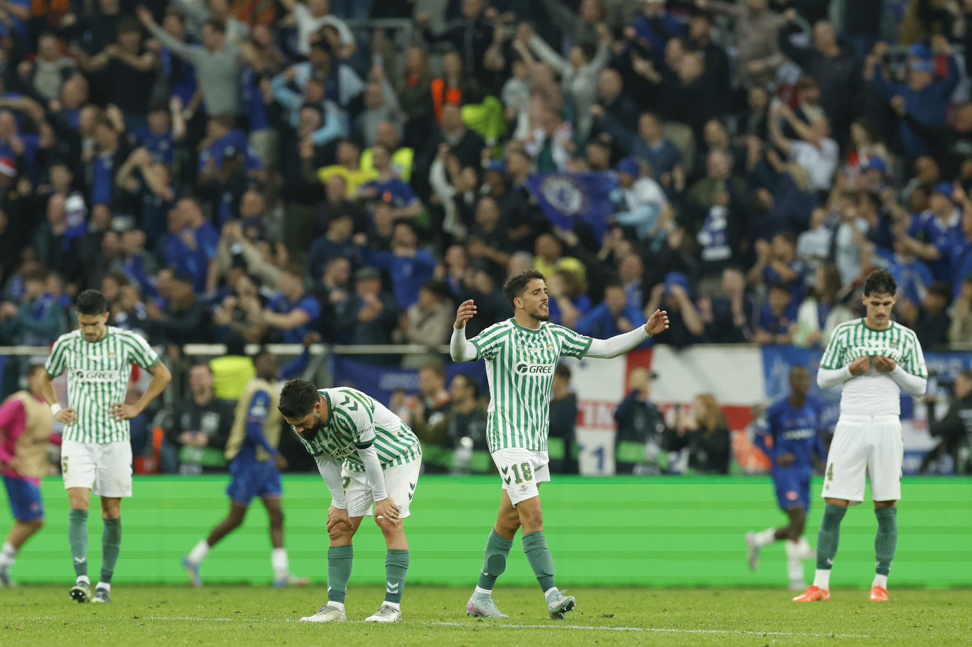 Jugadores del Betis tras encajar el tercer gol durante el encuentro correspondiente a la final de la Liga de Conferencia que disputaron Chelsea y Betis en el Tarczynski Arena de Breslávia. EFE / Julio Muñoz.