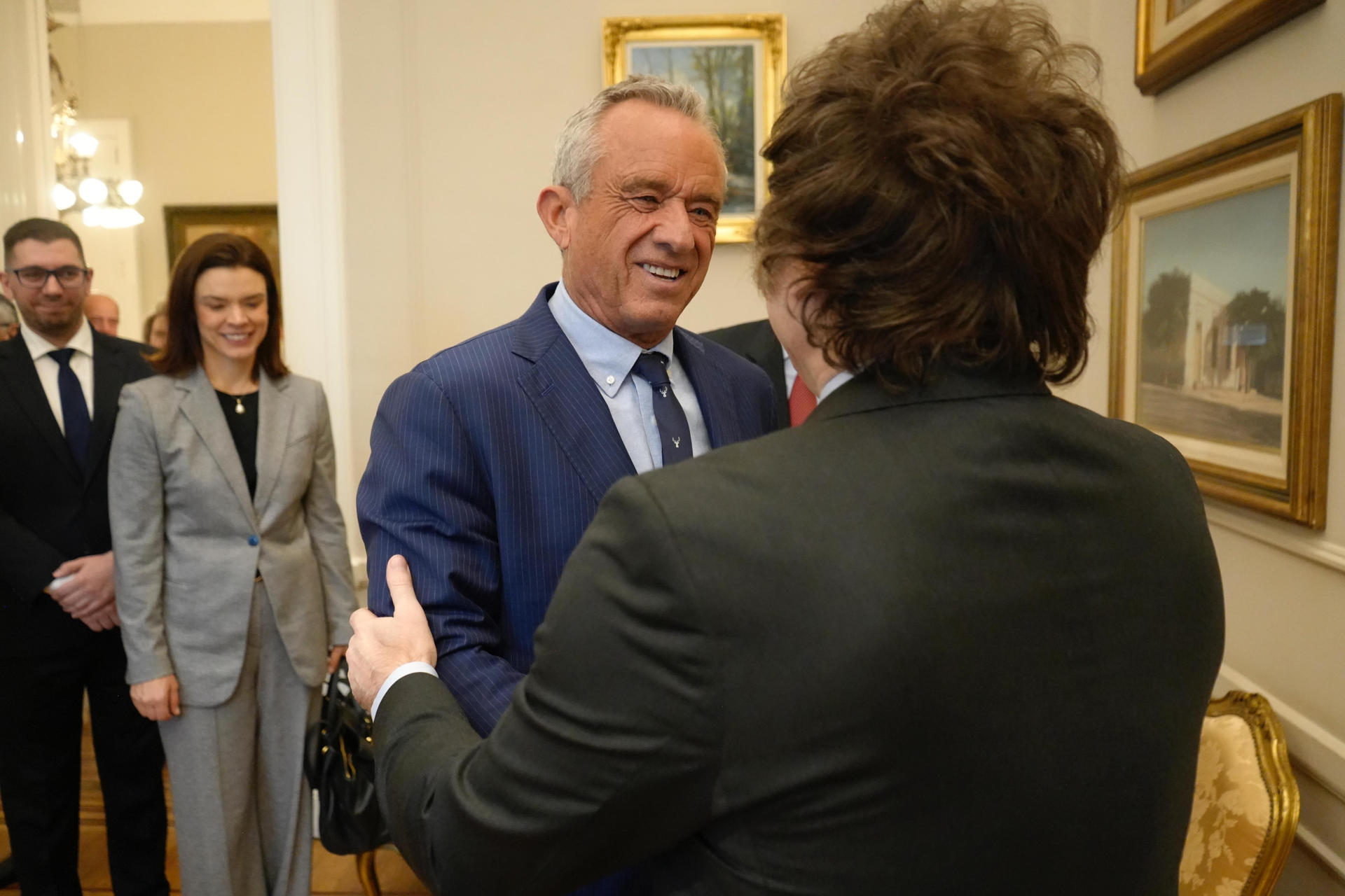 Fotografía cedida por la Presidencia de Argentina de su mandatario, Javier Milei (d), saludando al secretario de Salud de EE.UU., Robert Kennedy Jr. (c) este martes, en la Casa Rosada (sede de Gobierno) en Buenos Aires (Argentina). EFE/ Presidencia de Argentina