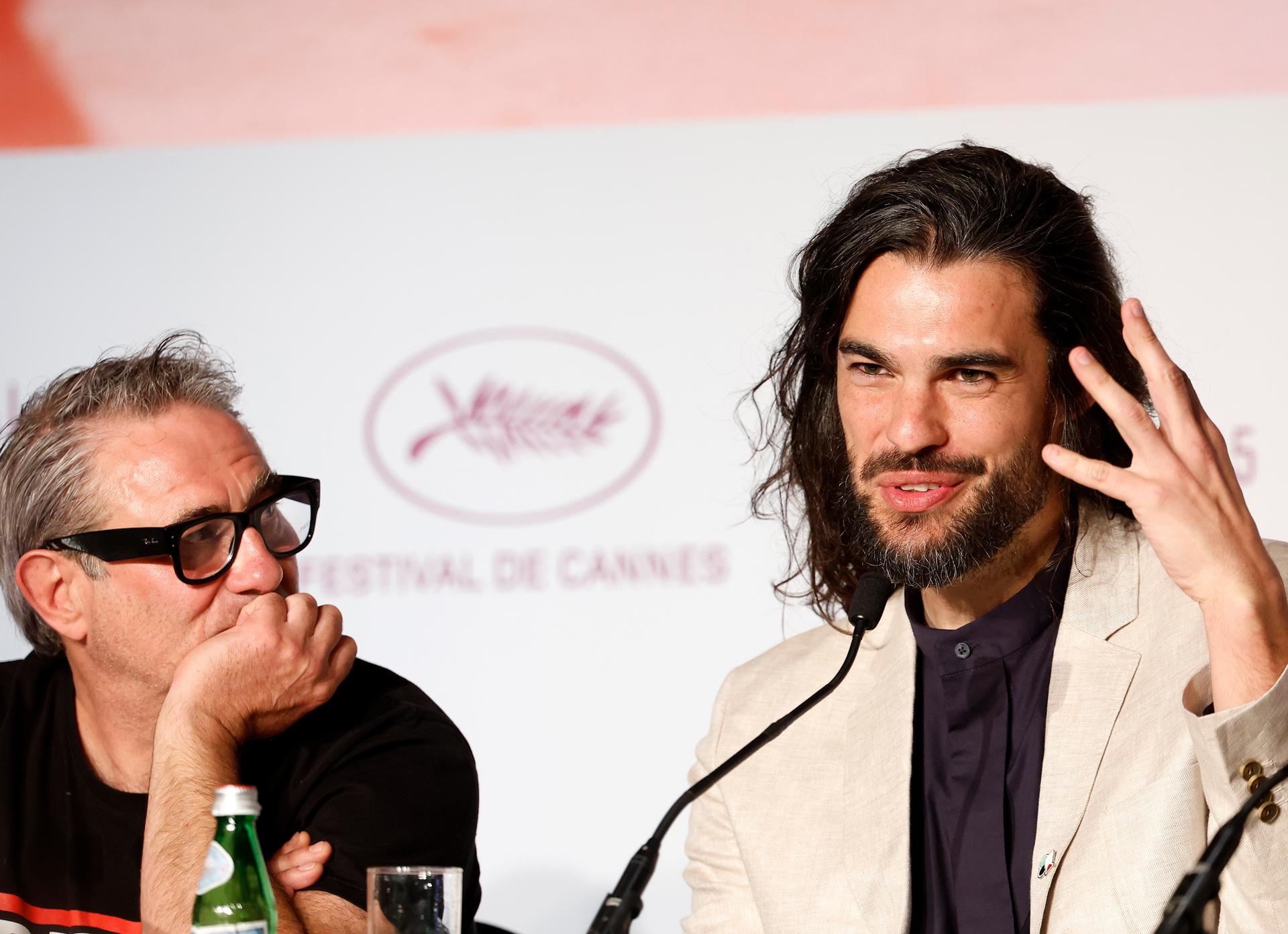 El actor Sergi Lopez (izquierda) y el director Oliver Laxe (derecha) comparecen ante los medios informativos durante la presentación de 'Sirat' en el Festival de Cine de Cannnes.EFE/EPA/Sebastien Nogier