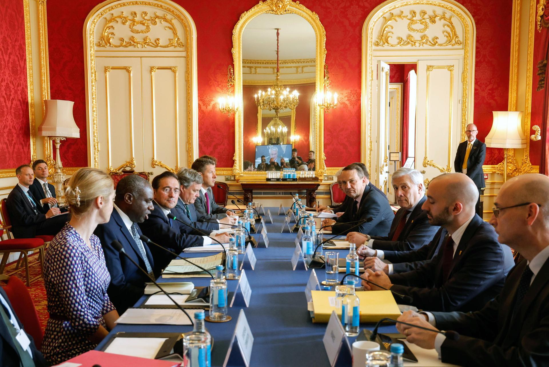 La vicepresidenta de la Comisión Europea y alta representante de la Unión para Asuntos Exteriores y Política de Seguridad, Kaja Kallas (I), el ministro de Asuntos Exteriores británico, David Lammy (2-I), el ministro español de Asuntos Exteriores, Unión Europea y Cooperación, José Manuel Albares (3-I), el ministro italiano de Asuntos Exteriores, Antonio Tajani (3-D) y el ministro polaco de Asuntos Exteriores, Radoslaw Sikorski (4-D) asisten a la reunión de Weimar+ sobre Ucrania en Lancaster House en Londres, el 12 de mayo de 2025. EFE/EPA/GIUSEPPE LAMI