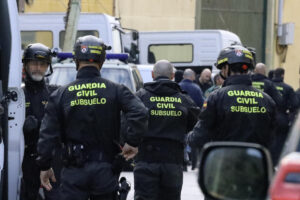Imagen del 19/02/2025.- La Guardia Civil localiza un túnel que conecta Ceuta con Marruecos durante la inspección realizada en varias naves del Polígono Industrial del Tarajal, junto a la frontera con Marruecos. EFE/ Reduan Dris