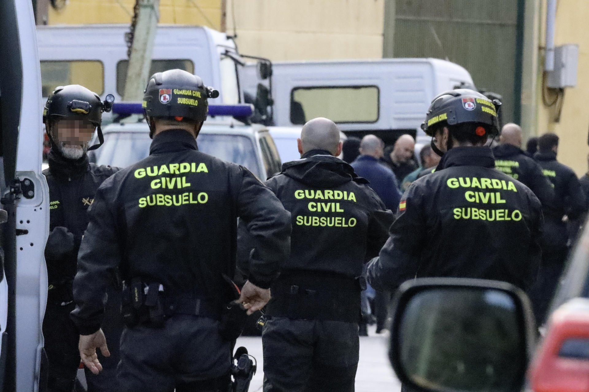 Imagen del 19/02/2025.- La Guardia Civil localiza un túnel que conecta Ceuta con Marruecos durante la inspección realizada en varias naves del Polígono Industrial del Tarajal, junto a la frontera con Marruecos. EFE/ Reduan Dris