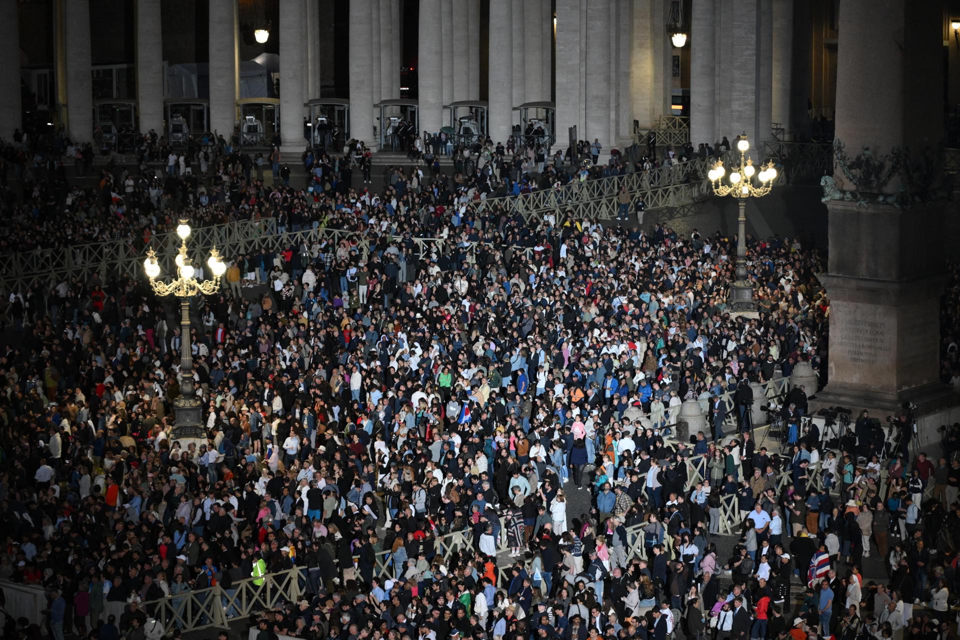Personas se reúnen en la Plaza de San Pedro el primer día del cónclave para elegir al próximo papa, Ciudad del Vaticano, 07 de mayo de 2025. (Papa) EFE/EPA/ALESSANDRO DI MEO
```