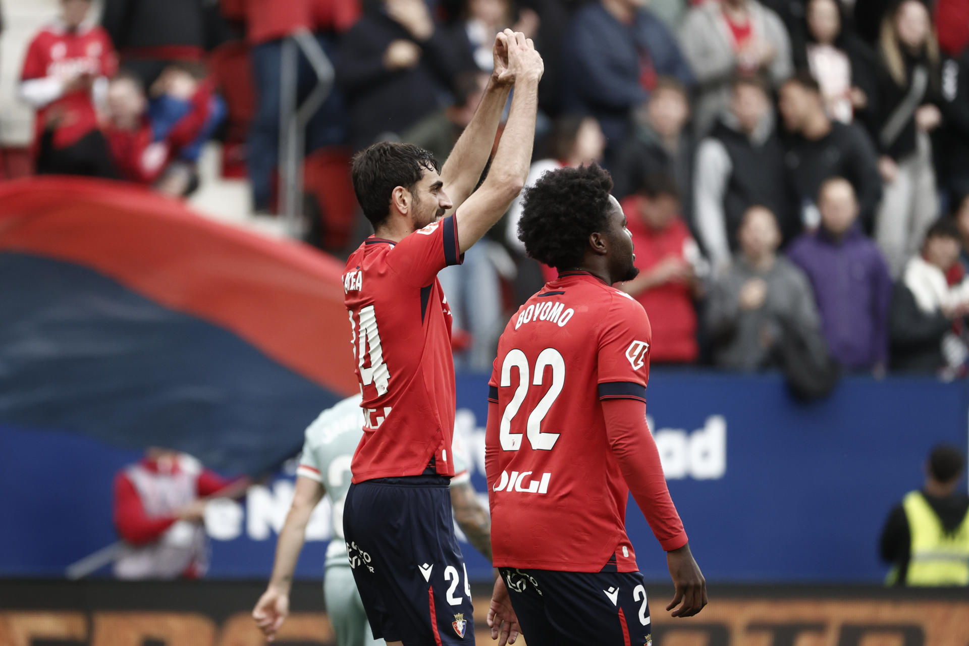 El defensa del Osasuna Alejandro Catena (i) celebra tras anotar el 1-0 durante el encuentro correspondiente a la jornada 36 de LaLiga EA Sports entre el Osasuna y el Atlético de Madrid este jueves en el Sadar, Pamplona. EFE/ Jesús Diges