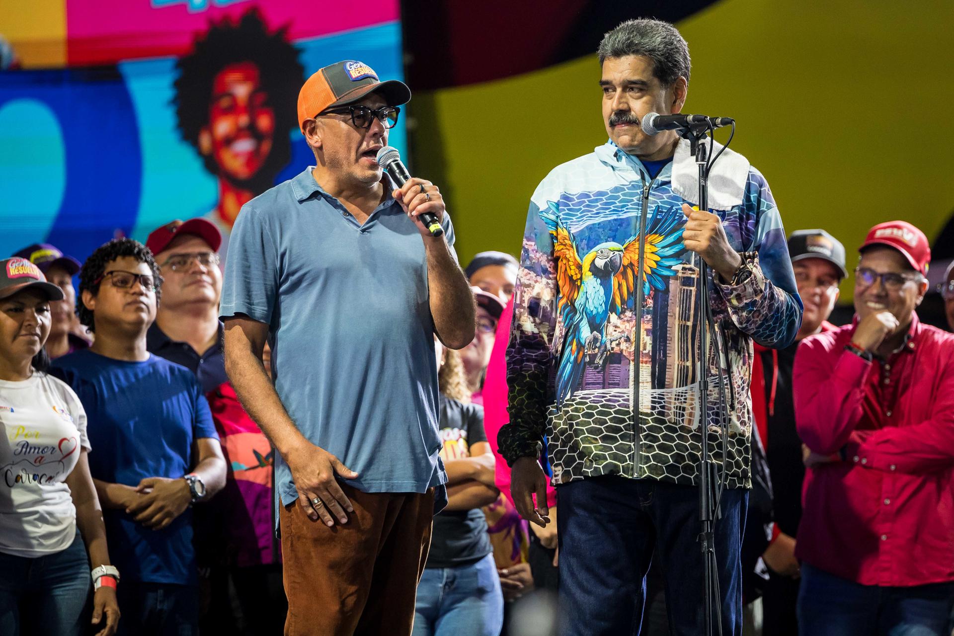 El presidente de Venezuela, Nicolás Maduro (d), y el presidente de la Asamblea Nacional de Venezuela, Jorge Rodríguez, participan en un acto de cierre de campaña en Caracas (Venezuela) para los comicios regionales y parlamentarios de este domingo. EFE/ Miguel Gutiérrez