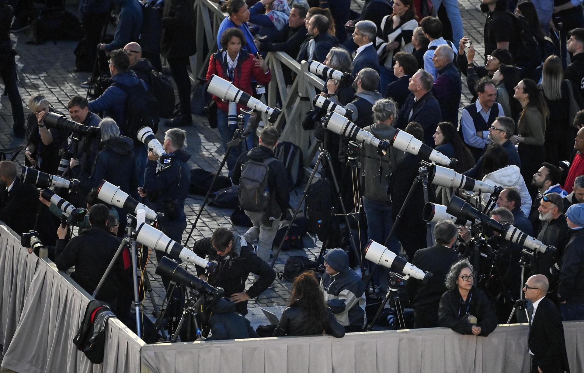 VATICAN CITY (Vatican City State (Holy See)), 07/05/2025.- Photographers aim their cameras at the chimney on the roof of the Sistine Chapel in St. Peter's Square on the first day of the conclave to elect a new pope in Vatican City, 07 May 2025. (Papa) EFE/EPA/RICCARDO ANTIMIANI