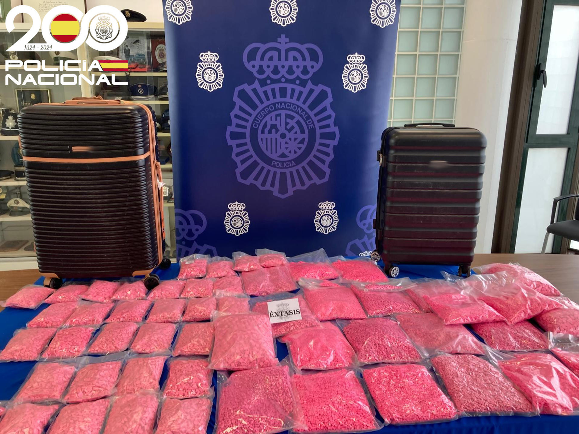 La Policía Nacional ha detenido en el aeropuerto de Ibiza a un joven de 22 años al intentar colar en la isla 50 kilos de pastillas de éxtasis en dos maletas sin ningún tipo de medidas de ocultación. Los agentes, que estiman que el alijo superaría las 163.000 pastillas, interceptaron al joven en el aeropuerto de Ibiza cuando llegaba procedente de un vuelo de Países Bajos, según ha informado este sábado la Jefatura Superior de Baleares en un comunicado. EFE/ Policía Nacional SOLO USO EDITORIAL/SOLO DISPONIBLE PARA ILUSTRAR LA NOTICIA QUE ACOMPAÑA (CRÉDITO OBLIGATORIO)