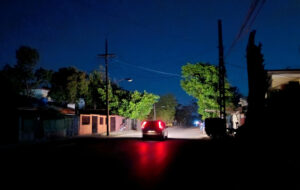 Fotografía de archivo de una calle sin luz durante un apagón en La Habana (Cuba). EFE/ Ernesto Mastrascusa