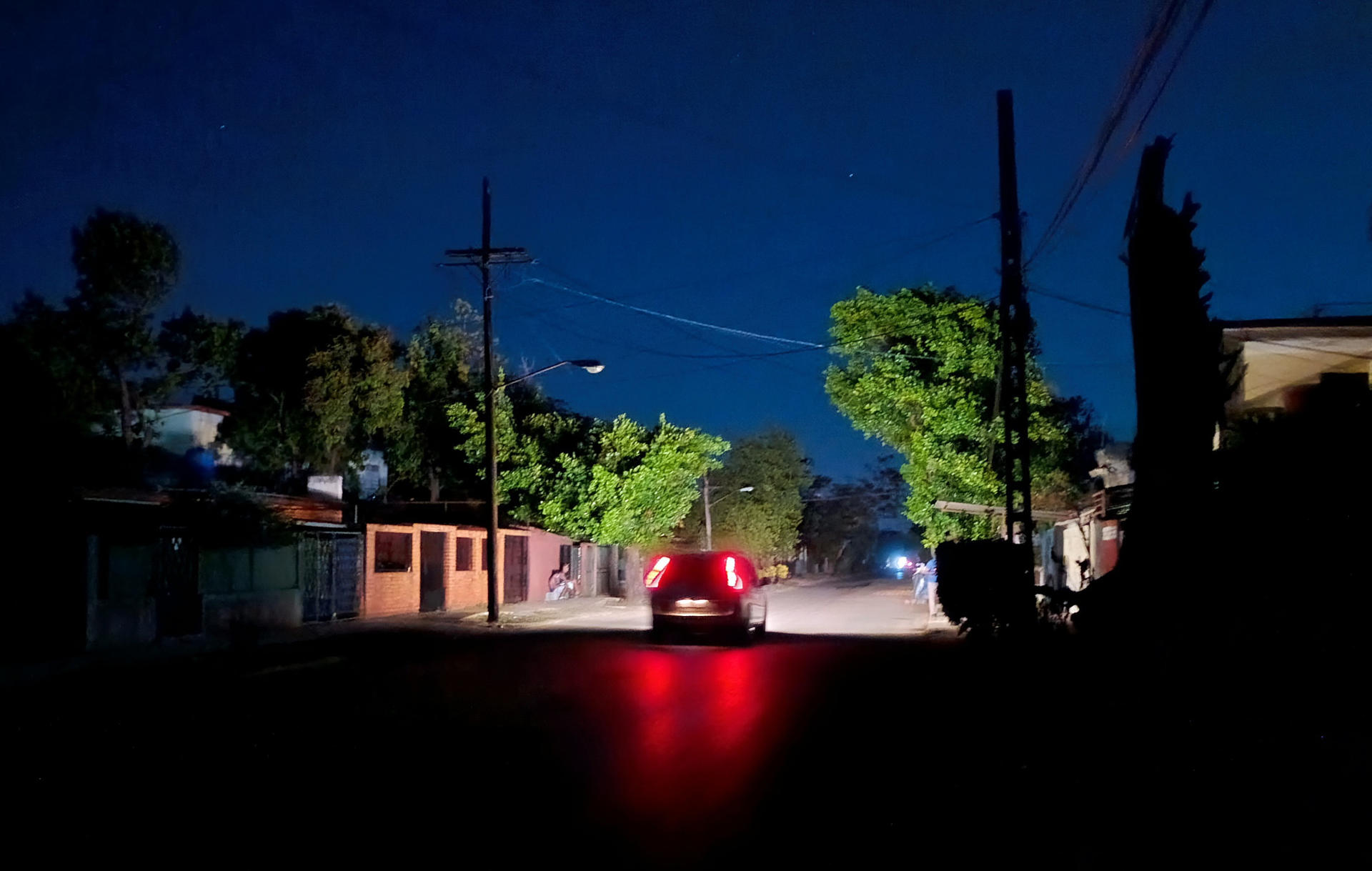 Fotografía de archivo de una calle sin luz durante un apagón en La Habana (Cuba). EFE/ Ernesto Mastrascusa