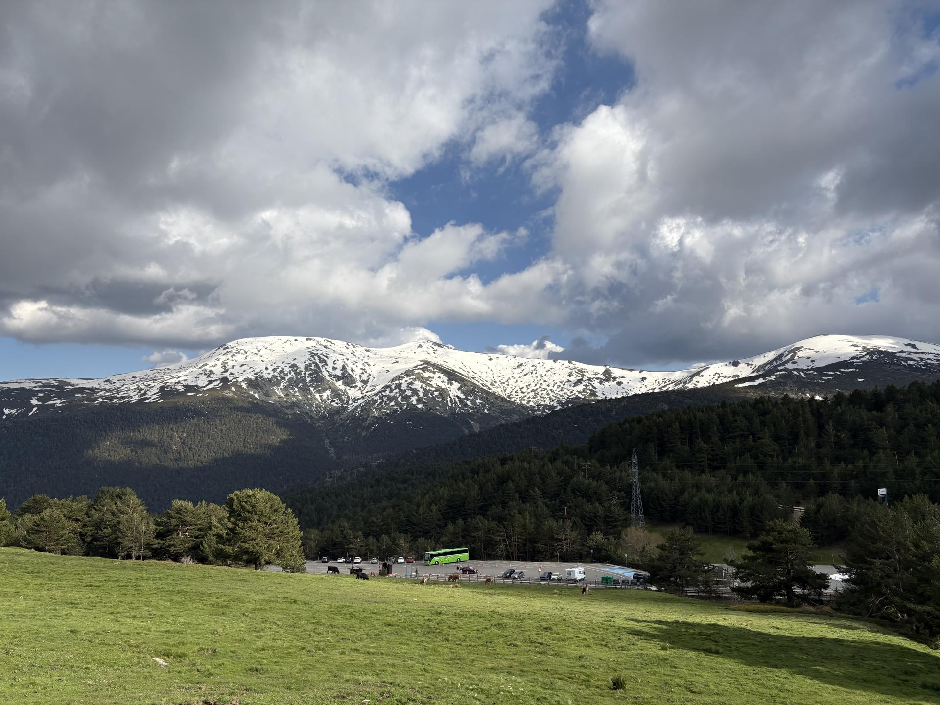 Imagen del pasado 16 de mayo del pico nevado de la Cabeza de Hierro y del aparcamiento del Puerto de Cotos de Madrid desde la montaña de Peñalara. EFE/Juan Carlos Gomi
