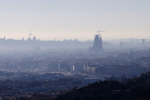 Fotografía de archivo de contaminación atmosférica en Barcelona. EFE/Quique García
