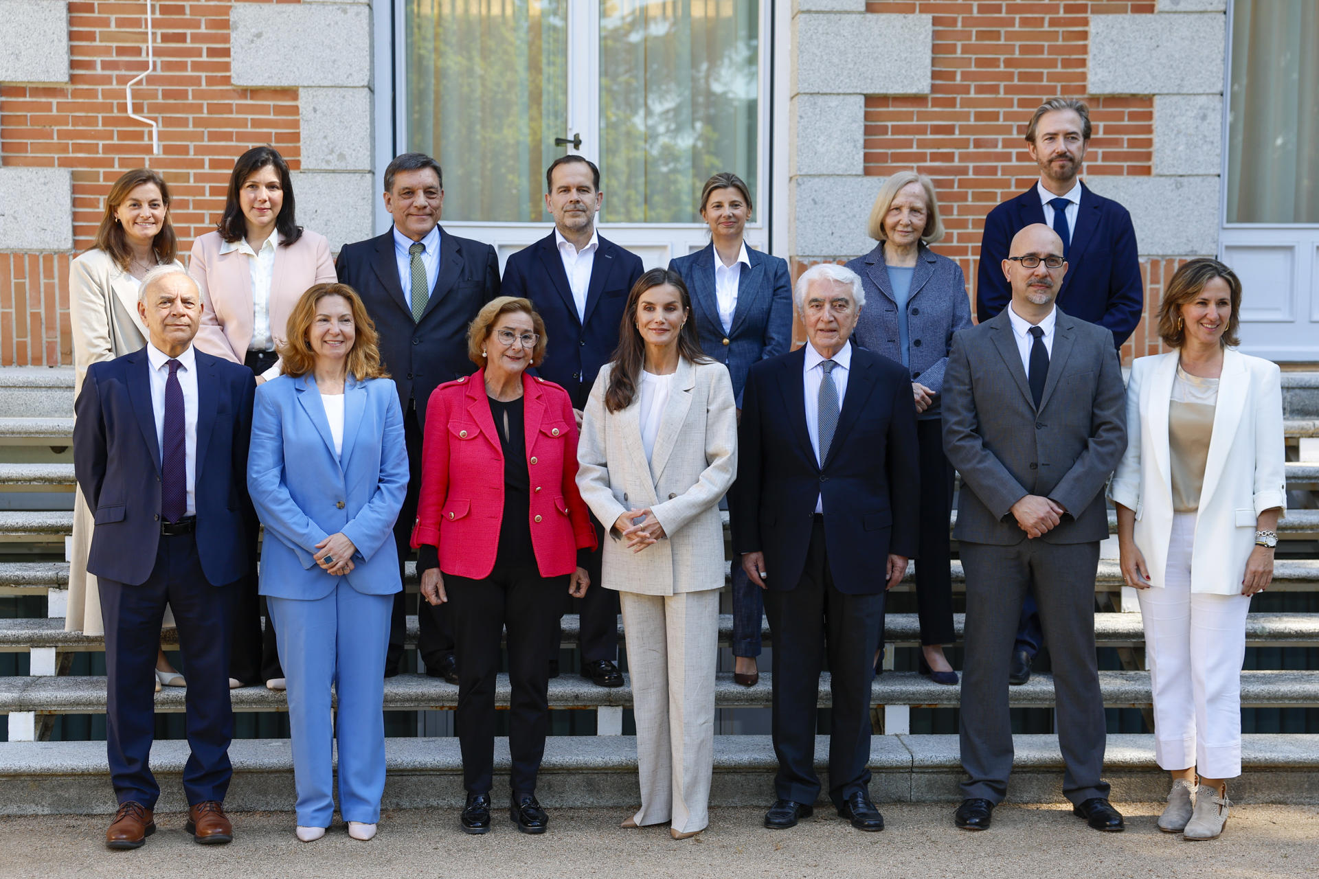 La reina Letizia durante la fotografia de familia reunión con una representación de las entidades firmantes de la propuesta de Pacto de Estado Protegiendo a la infancia y la adolescencia en el entorno digital, este martes en el Palacio de La Zarzuela.-EFE/ Mariscal