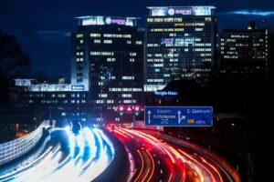 Imagen de archivo del tráfico en la autopista A40 en Essen, Alemania. EFE/ Sascha Steinbach