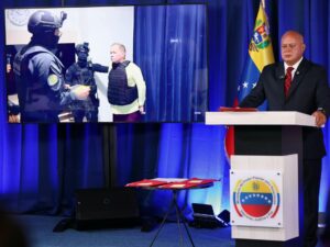Fotografía de archivo cedida por Prensa del Ministerio de Interior, Justicia y Paz de Venezuela, del ministro de esa cartera, Diosdado Cabello (d). EFE/ Prensa del Ministerio de Interior, Justicia y Paz