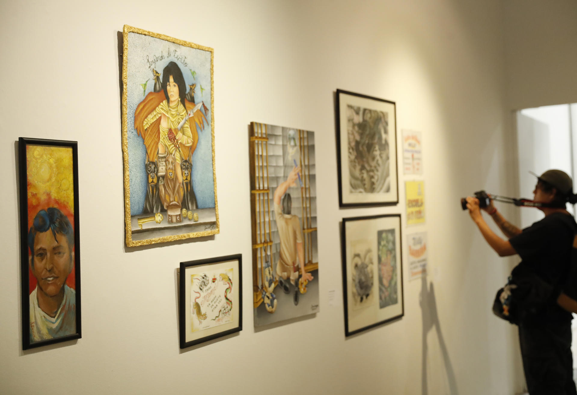 Fotografía de obras exhibidas en la exposición 'Desde el corazón del barrio de Tepito' este jueves, en Ciudad de México (México). EFE/ Mario Guzmán