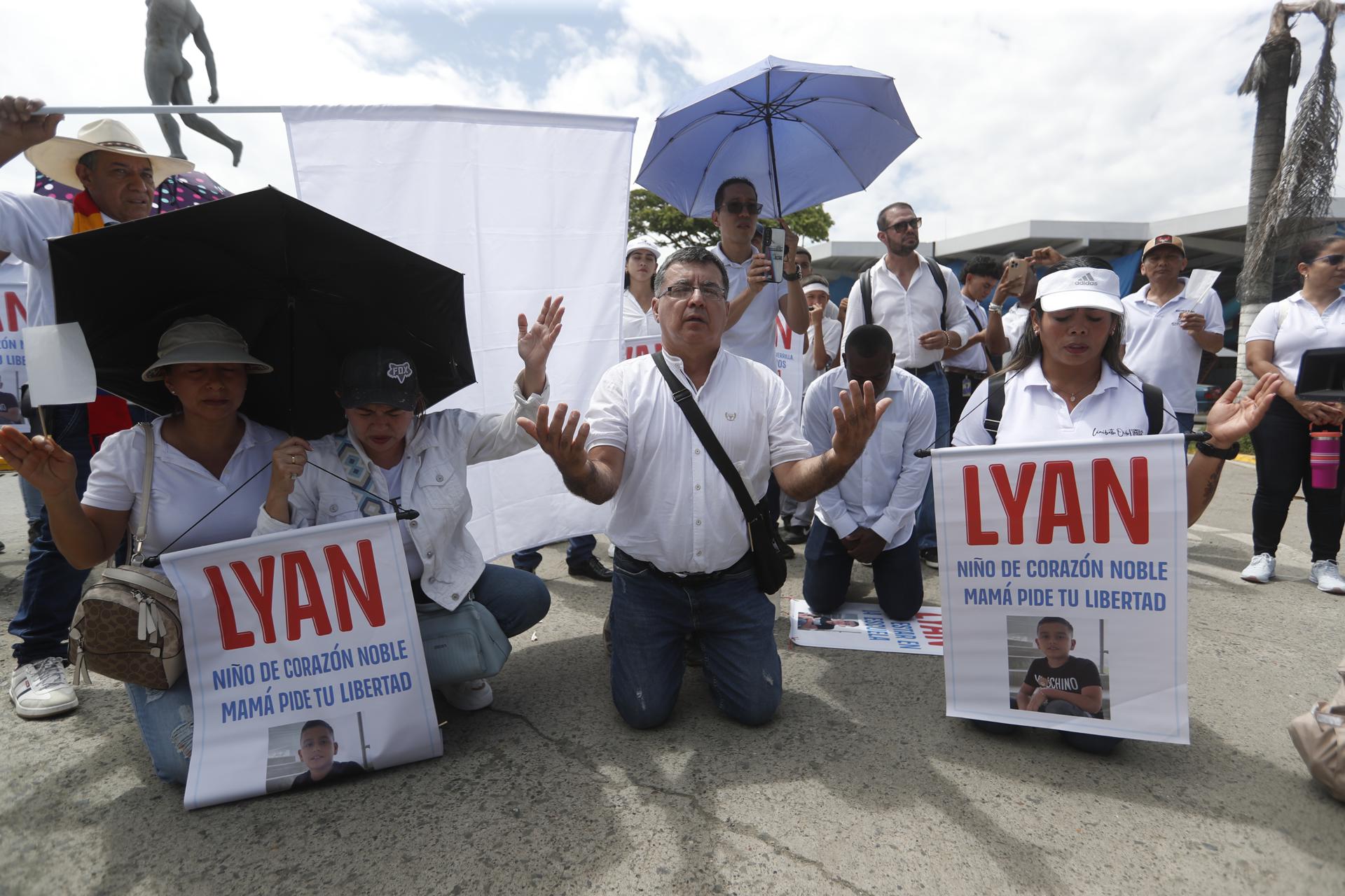 Personas se manifiestan este lunes durante una marcha solicitando la libertad del niño Lyan Hortúa, quien fue secuestrado el pasado 3 de mayo en zona rural de Jamundí (Colombia). EFE/Ernesto Guzmán
