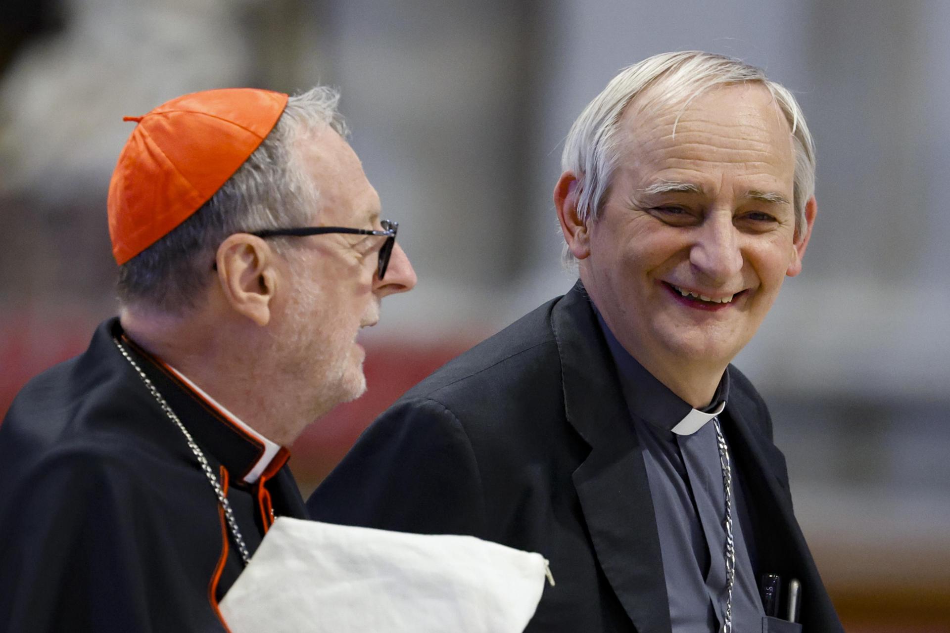 Los cardenales italianos Matteo Zuppi (derecha) y Claudio Gugerotti (izquierda) en una de las reuniones de estos días en el Vaticano. EFE/EPA/FABIO FRUSTACI
