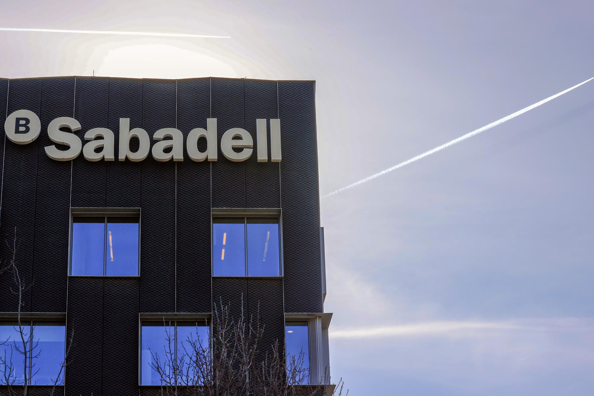 Imagen de archivo de la la sede corporativa del Banco Sabadell en Sant Cugat del Vallés (Barcelona). EFE/Toni Albir