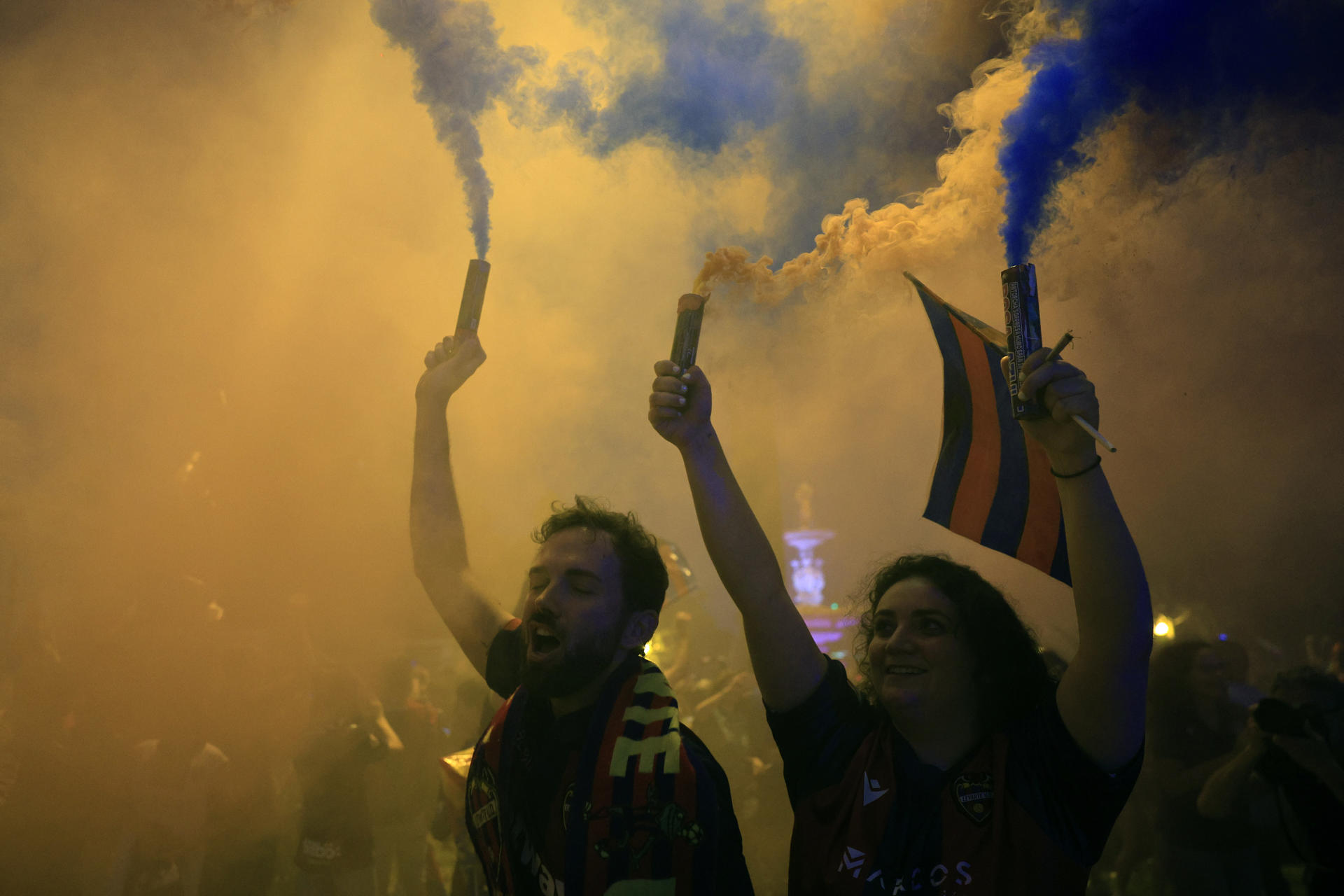 Aficionados del Levante celebran el ascenso de su equipo a Primera División este domingo en la Fuente de las Cuatro Estaciones de Valencia. EFE/Kai Forsterling
