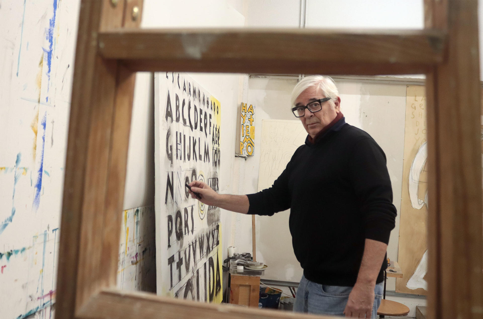 El artista Javier de Juan, creador de la imagen gráfica de la movida madrileña desde espacios como la revista 'Madriz'. Cedida por Reino de Cordelia. EFE