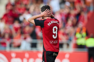 El delantero argentino del Mirandés Joaquín Panichelli reacciona durante el partido de la jornada 41 de LaLiga Hypermotion, entre el Club Deportivo Mirandés y la Unión Deportiva Almería, disputado este domingo, en Miranda de Ebro. EFE/ David Pérez