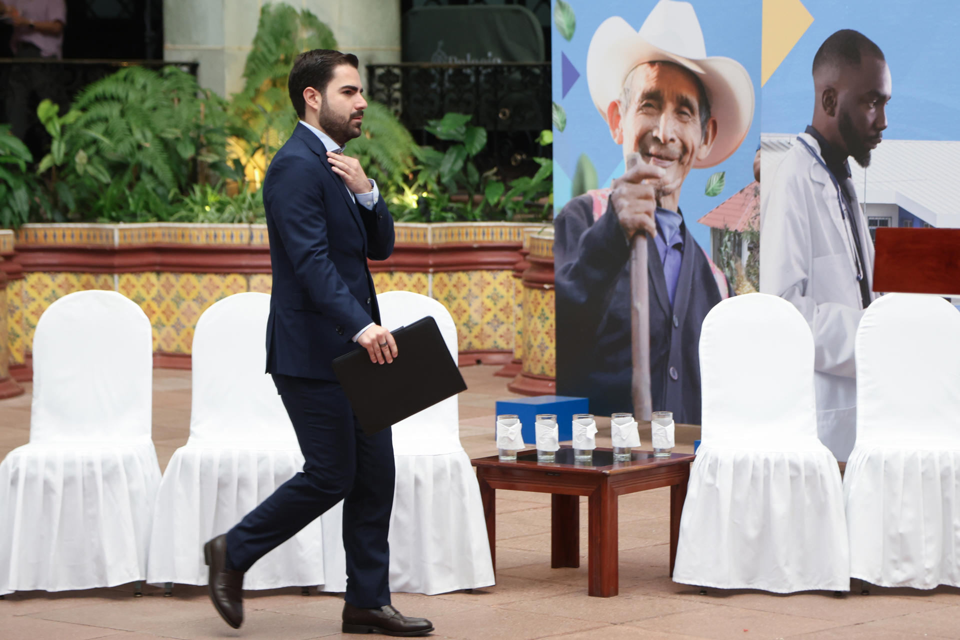 El secretario de Comunicación Social de la Presidencia de Guatemala, Santiago Palomo, participa en una rueda de prensa este lunes, en Ciudad de Guatemala (Guatemala). EFE/ Mariano Macz.